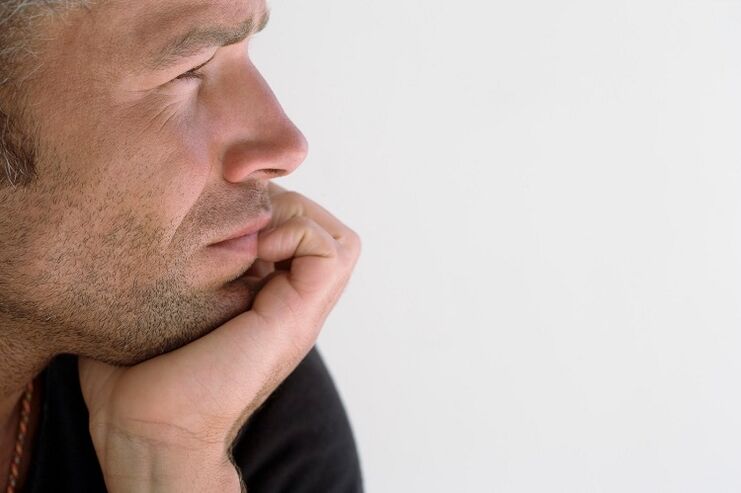 egy férfi a pénisz megnagyobbodásán gondolkodik