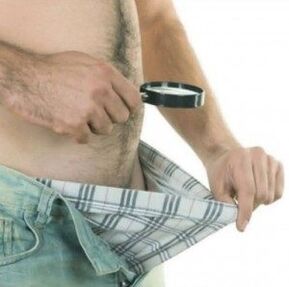 egy férfi lenéz a nadrágjára, és géllel szeretné megnagyobbítani a péniszét